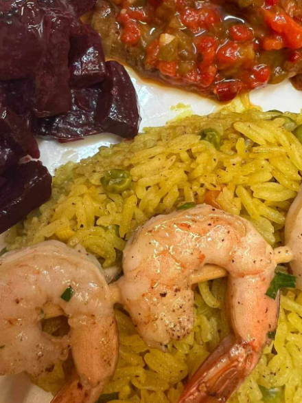 Plat de brochettes de crevettes