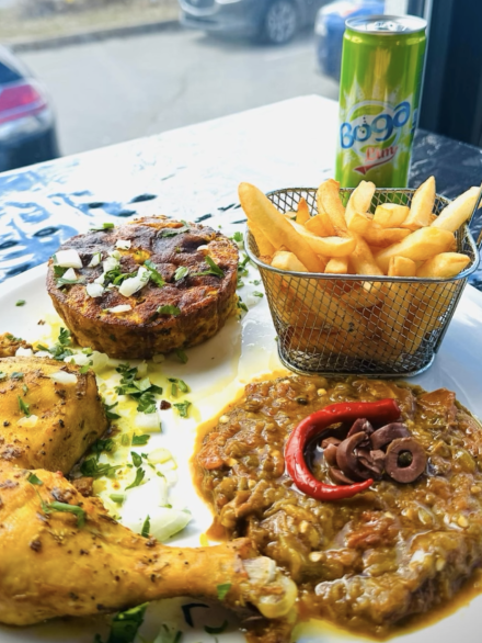 Plat du jour 1/4 de poulet avec riz, frites,salade mechwiya et tajine