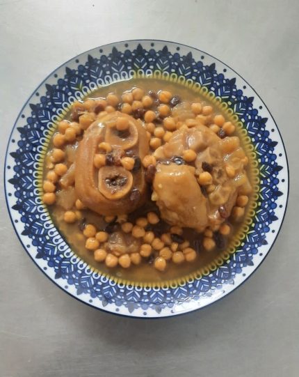 Plats pieds de vaeu avec pois chiches et raisin sec